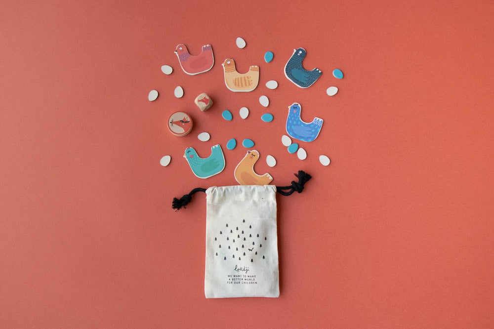 sacchetto di carta che contiene pezzi di carta del gioco cluck, cluck! la volpe! versione tascabile