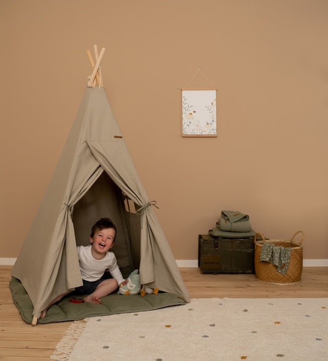 Foto ambientata di bambino che gioca nella tenda verde oliva