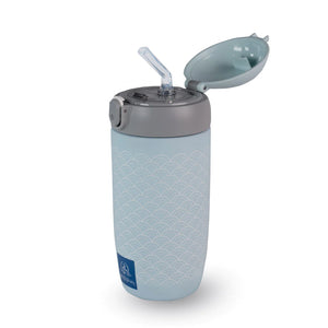 Thermos YUME STRAW con cannuccia 430 ml, Mizu Baby. Vista frontale del thermos con tappo aperto dal quale fuoriesce la cannuccia in silicone