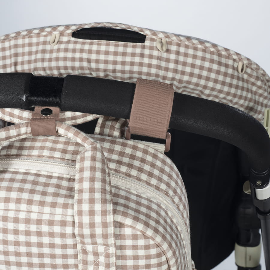Zaino fasciatoio, Pralinè Vichy Rosa Moka, con volant di Walking Mum