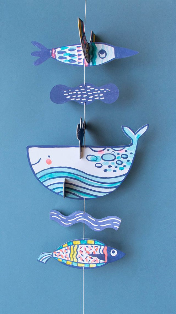 Scultura assemblata con corda e cartoncini dipinti