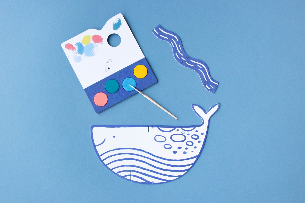 cartoncino a forma di balena con pennello e 4 colori ad acqua
