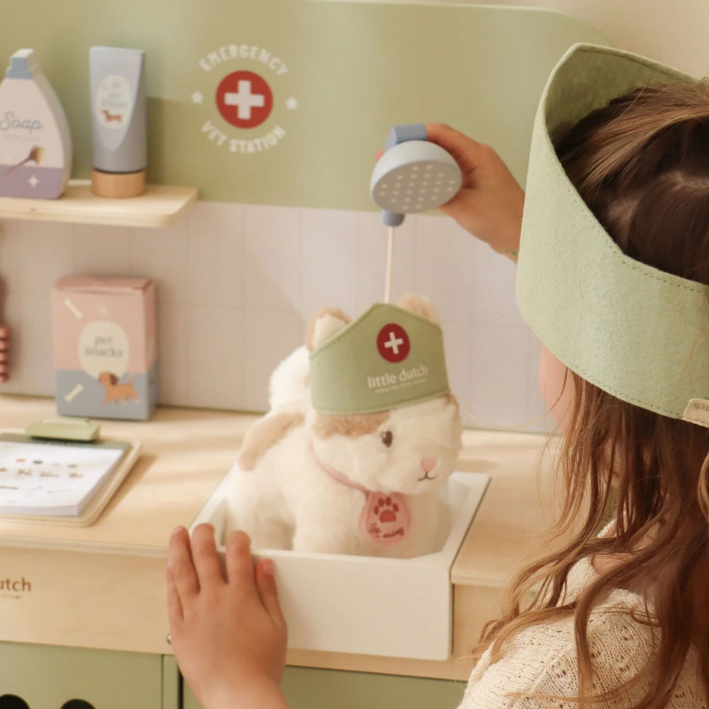 bimba che gioca con cagnolino nel lavabo