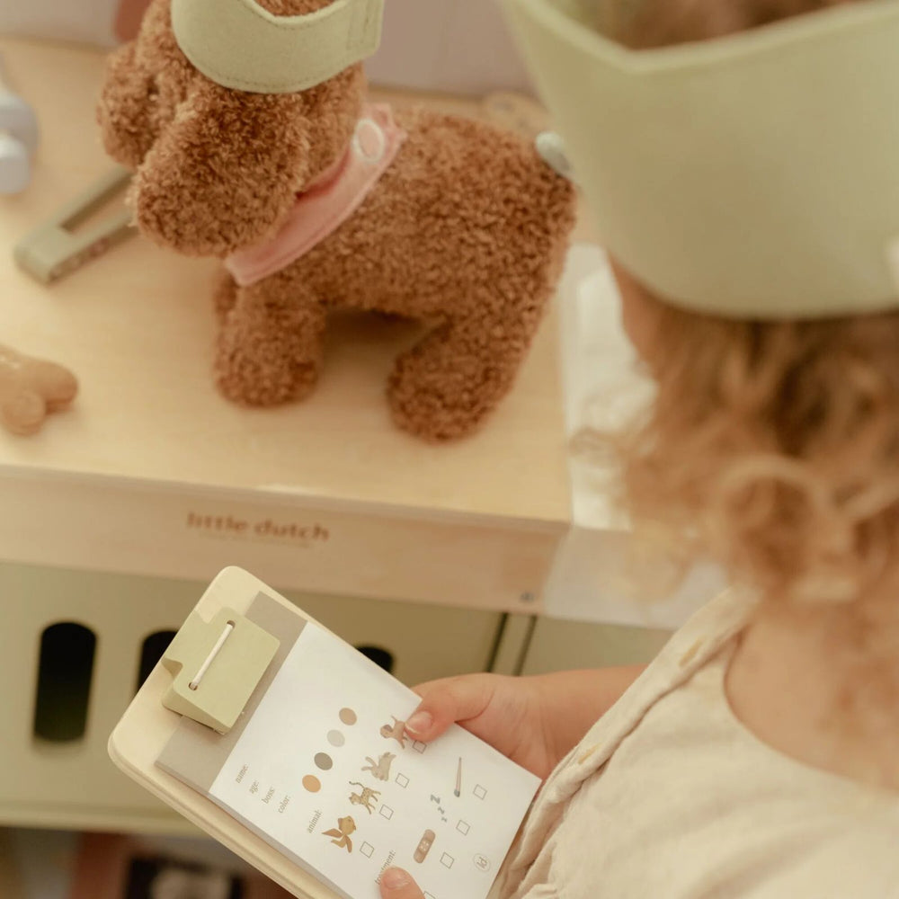 bimba che gioca con cartellina