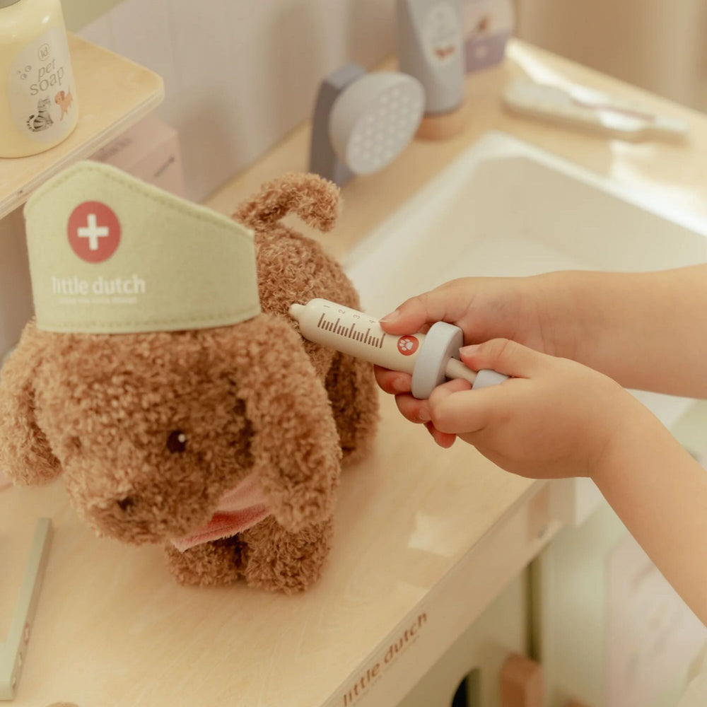 bimba che fa puntura al cagnolino