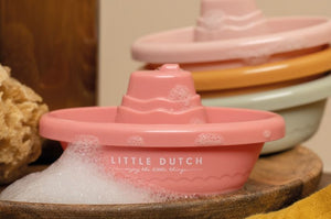 Barchette da bagno impilabili-stackable bath boats, Little Dutch. Vista della barchetta rosa e sullo sfondo altre tre barchette impilate tra loro (verde salvia, arancione e rosa)