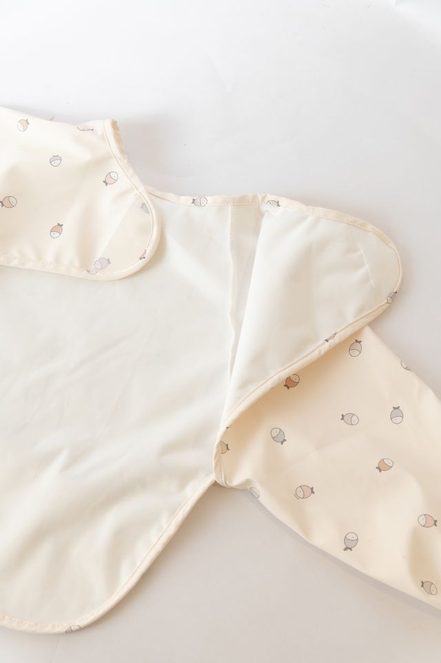 Bavaglino bib impermeabile con maniche, Bamboom