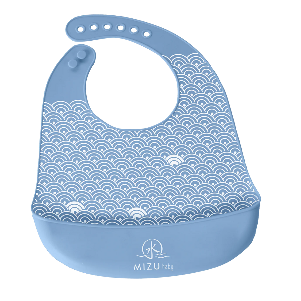 TAIKI BIB-bavaglino in silicone, Mizu Baby. Bavaglino azzurro con motivo ondulato stampato bianco e tasca frontale. Chiusura con asole in silicone regolabili 