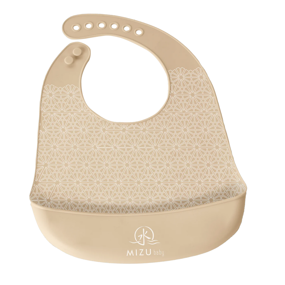 TAIKI BIB-bavaglino in silicone, Mizu Baby. Bavaglino beige con motivo ondulato stampato bianco e tasca frontale. Chiusura con asole in silicone regolabili 