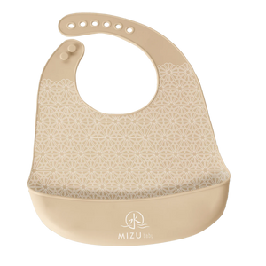 TAIKI BIB-bavaglino in silicone, Mizu Baby. Bavaglino beige con motivo ondulato stampato bianco e tasca frontale. Chiusura con asole in silicone regolabili 