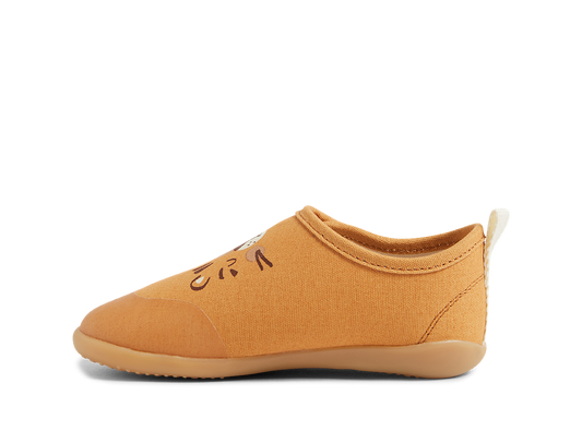 vista laterale interno piede della scarpine in cotone con suola in gomma con faccetta del leone davanti, con strappo