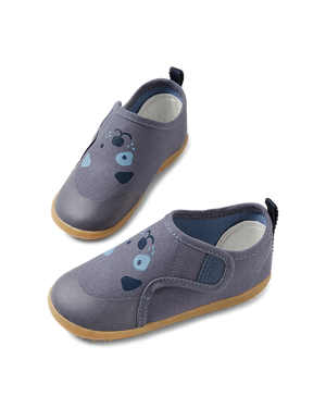 scarpe indoor blu vintage con suola in gomma e cagnolino disegnato sulla tomaia, chiusura con strap