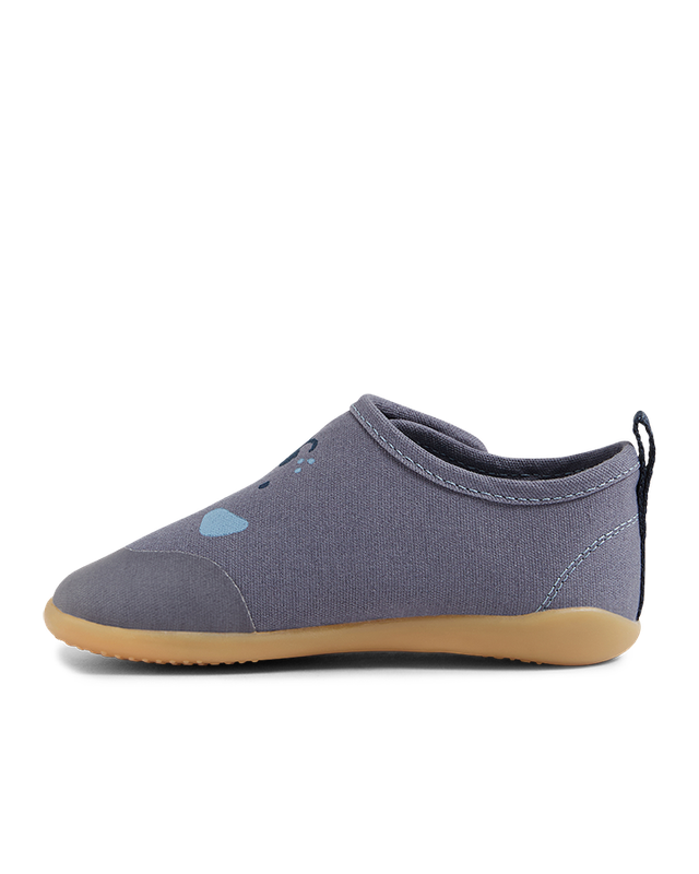 scarpe indoor blu vintage con suola in gomma e cagnolino disegnato sulla tomaia, chiusura con strap