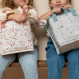 Borsa termica in tela, Little Dutch. In foto due bambini che hanno ognuno la borsa termica nelle due varianti