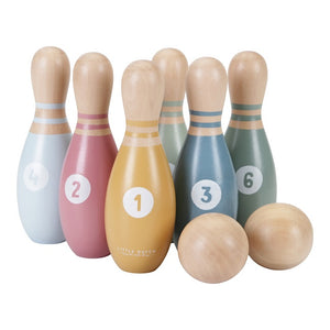 Set del Bowling in legno, Little Dutch. Vista sui 6 birilli numerati e colorati e due palle in legno color naturale
