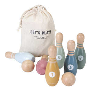 Set del Bowling in legno, Little Dutch. Vista sui 6 birilli numerati e colorati, due palle in legno color naturale e borsina in tela per contenere il set