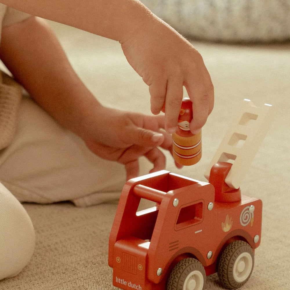 bimbo che posiziona il pompiere dentro al camion