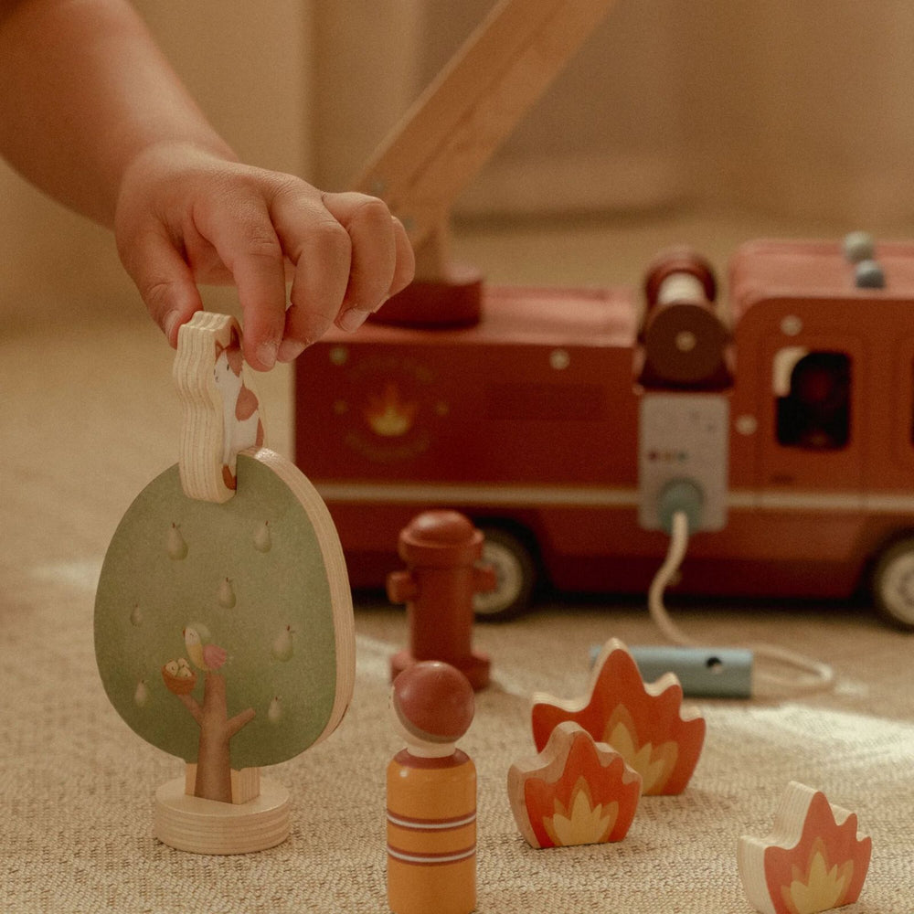 bimbo che salva il gattino sull'albero