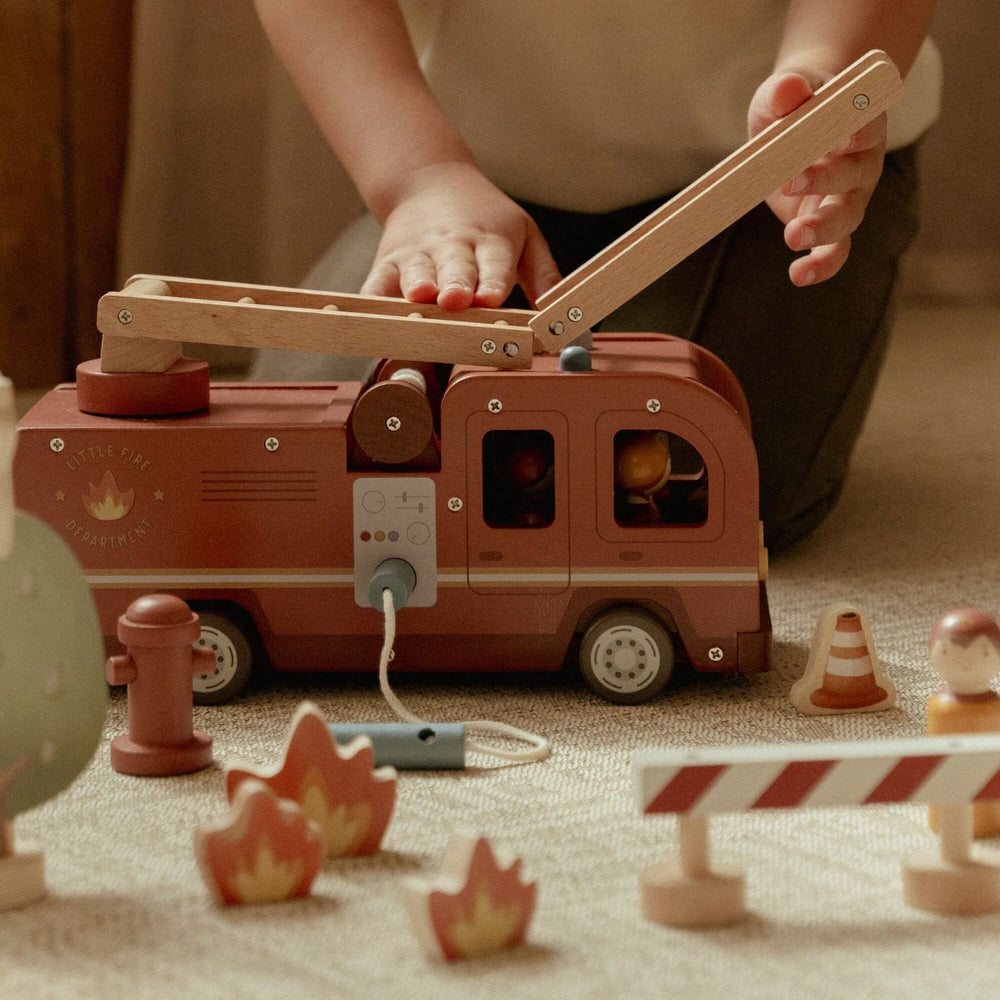 bimbo che gioca con camion pompiere