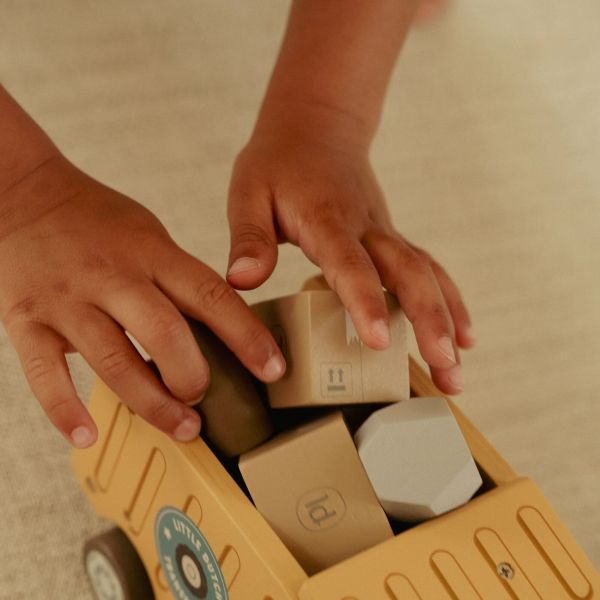 bimbo che gioca con camion della spazzatura