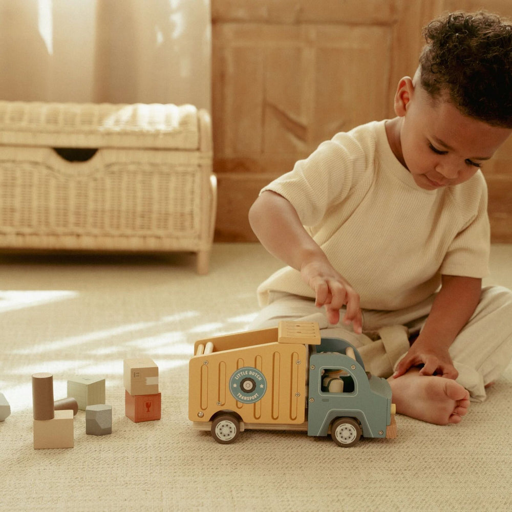 bimbo che gioca con camion della spazzatura