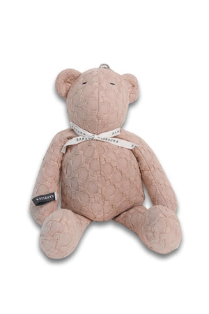 Orsetto carillone lavorato a maglia, rosa scuro, collezione Honey, Bamboom. Orsetto seduto con fiocchetto bianco intorno al collo