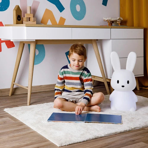 Foto ambientata di bimbo che gioca con lampada Maxi InnoGIO