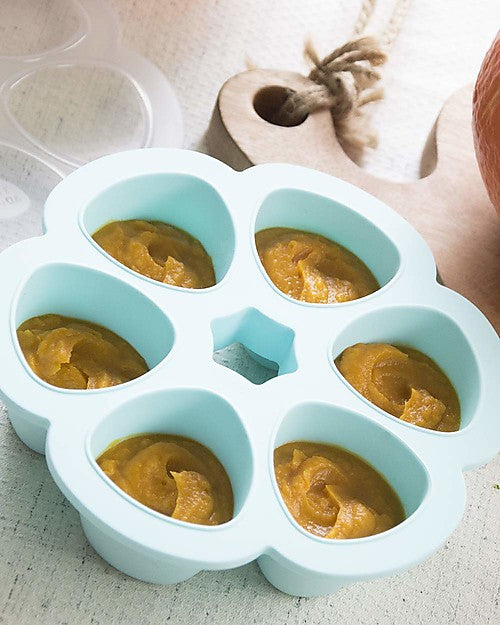 Contenitore Multiporzione in silicone 6x90ml, Béaba. Vista del contenitore azzurro aperto con 6 spazi monoporzione occupati dalla pappa di un bambino