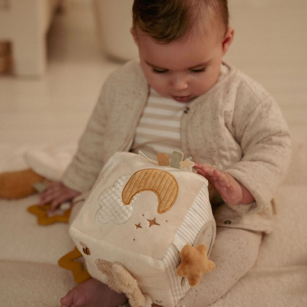 bimba che gioca col cubo morbido