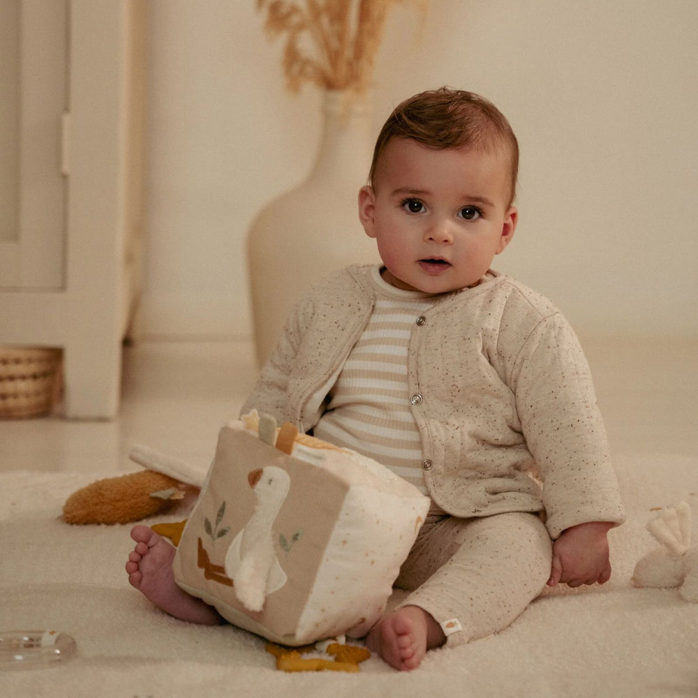 bimba che gioca col cubo morbido