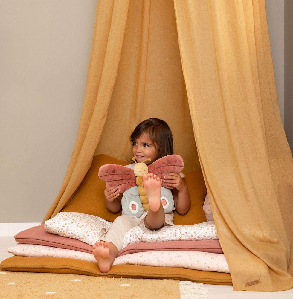 
                
                    Carica l&amp;#39;immagine nella Galleria, bimba che gioca dentro alla tenda teepe con farfalla rosa 
                
            