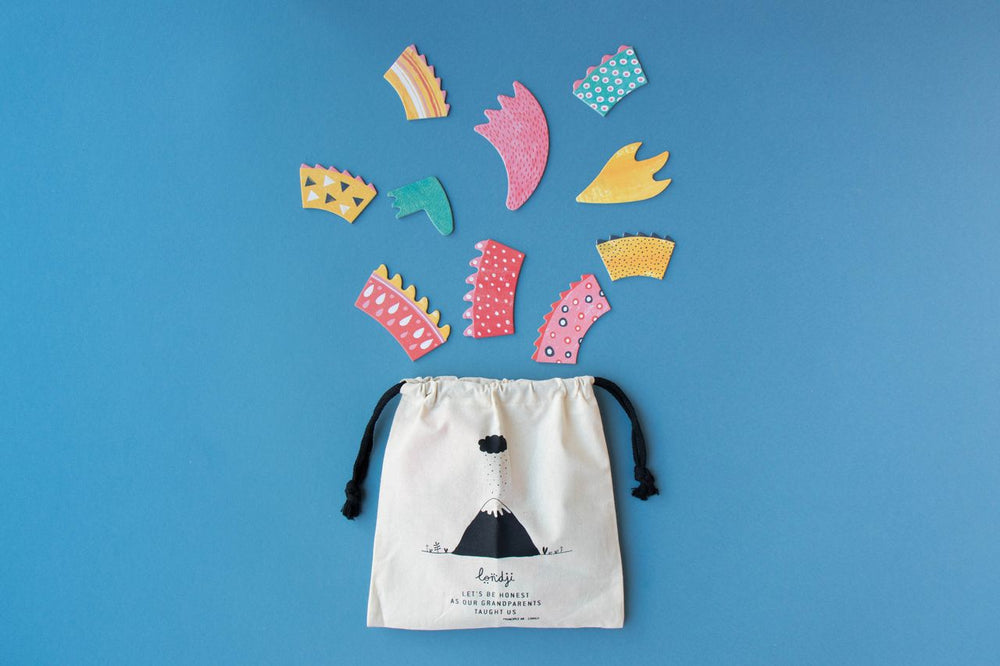 Sacchetto di stoffa e alcuni pezzi di cartone riciclato