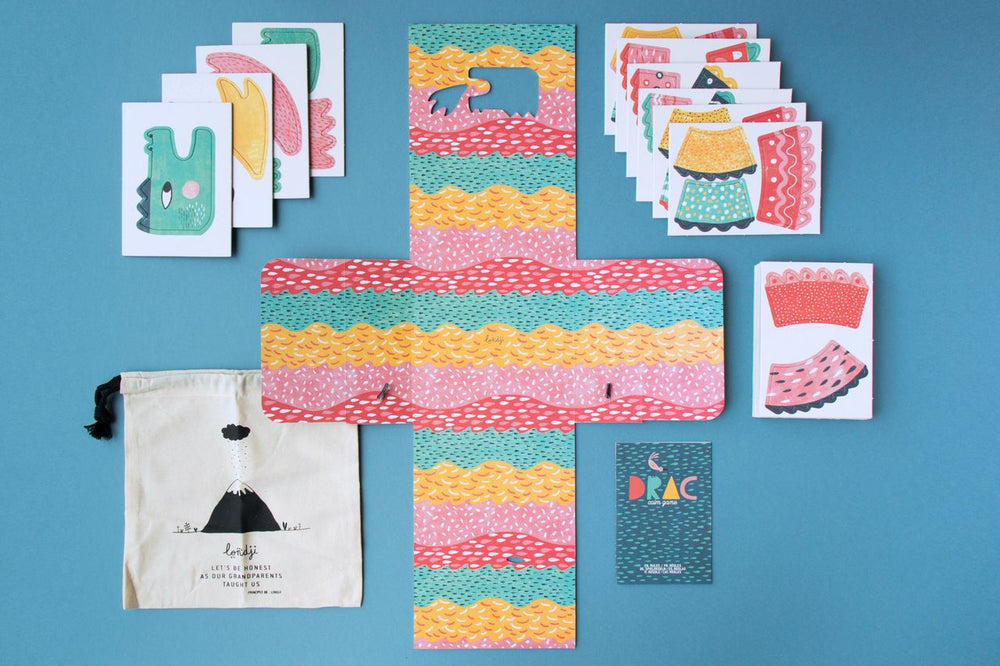 Interno della scatola e relativo contenuto con 47 pezzi di cartone riciclato colorato e sacchetto di stoffa 