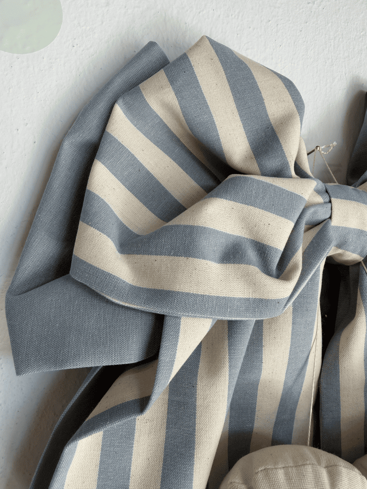 Fiocco nascita sartoriale con nastro in cotone e finiture artigianali