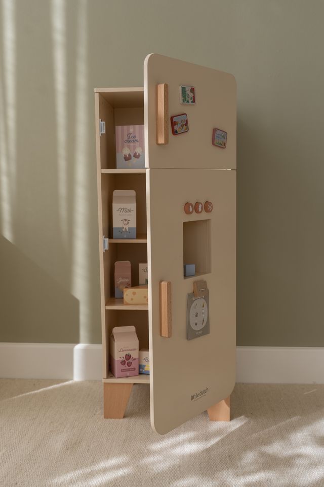 frigorifero in legno giocattolo con ante aperte