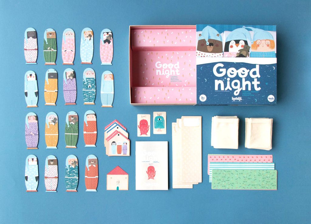 Scatola aperta good night con relativo contenuto: 18 personaggi, 18 letti, 12 carte e 2 mostri: tutti di cartone e 18 sacchi di stoffa