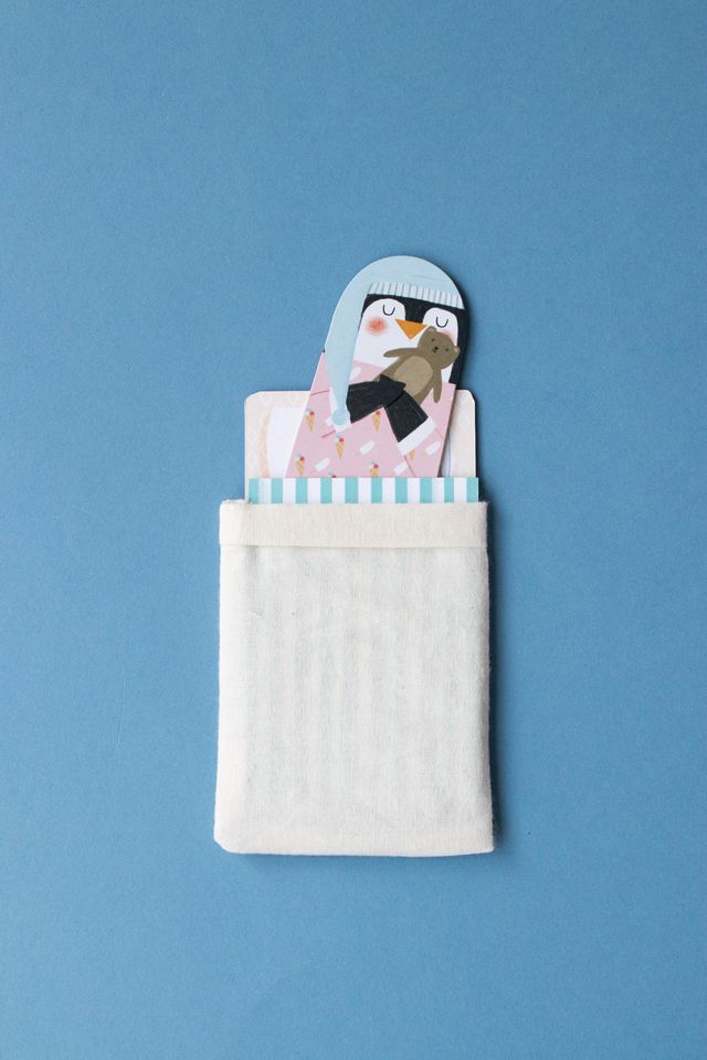 Personaggio a letto con pigiama rosa e orsetto