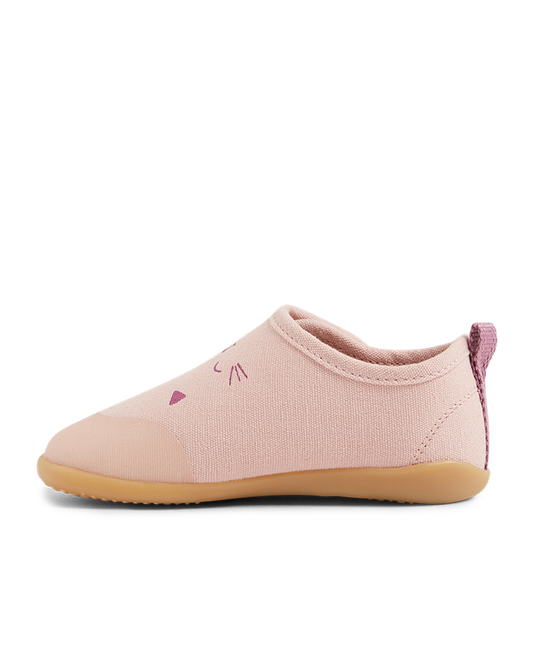 scarpe indoor rosa con suola in gomma e gattino disegnato sulla tomaia, chiusura con strap