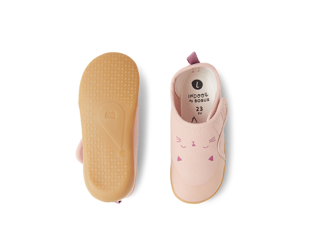 scarpe indoor rosa con suola in gomma e gattino disegnato sulla tomaia, chiusura con strap