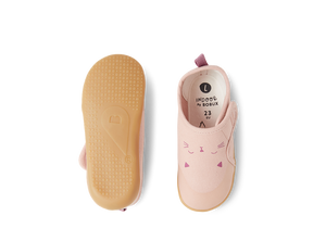 scarpe indoor rosa con suola in gomma e gattino disegnato sulla tomaia, chiusura con strap