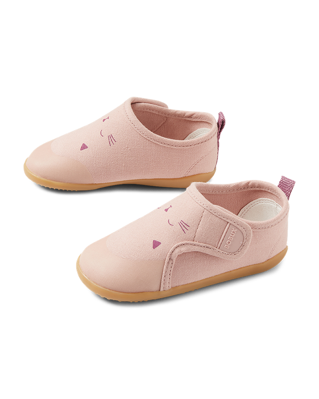 scarpe indoor rosa con suola in gomma e gattino disegnato sulla tomaia, chiusura con strap