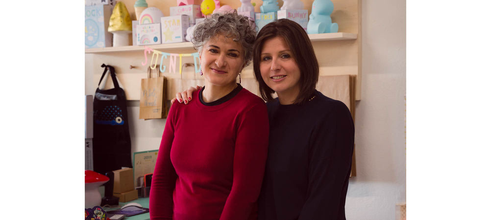 Francesca e Monica le proprietarie del negozio Pisoli e Pannoli, posano nel loro negozio