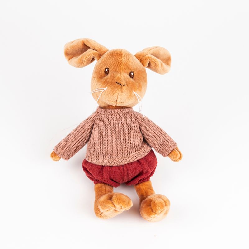 Lenny Rabbit visione frontale. coniglietto di peluche con maglioncino beige e pantaloncini bordeaux