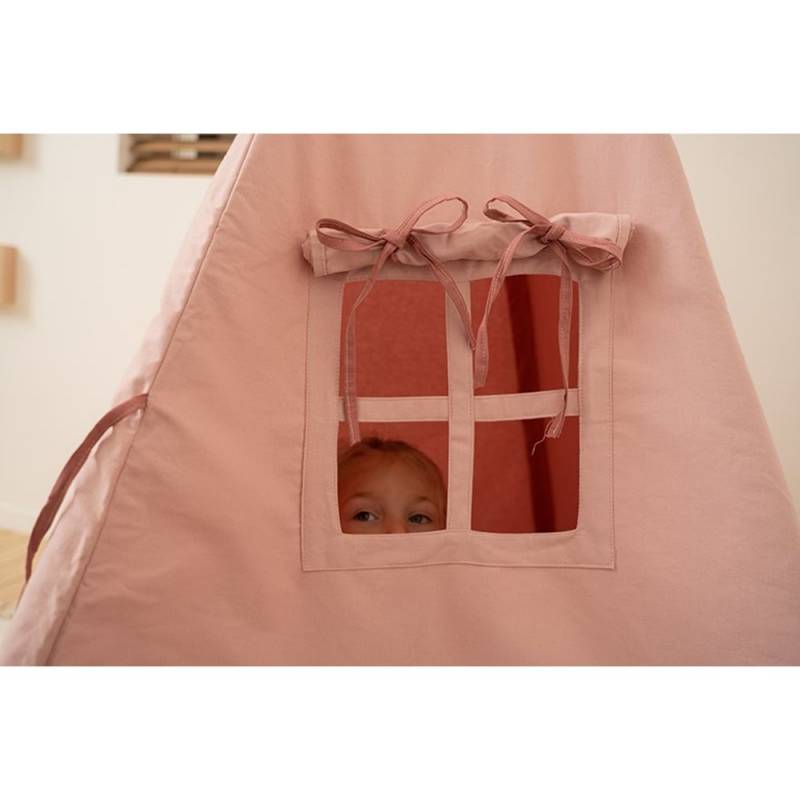
                
                    Carica l&amp;#39;immagine nella Galleria, Dettaglio della finestrella con tenda rosa sollevata e sostenuta da fiocchetti
                
            