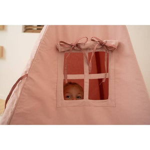 Dettaglio della finestrella con tenda rosa sollevata e sostenuta da fiocchetti