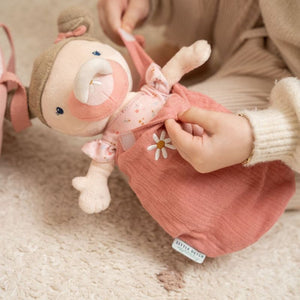 bambola di stoffa little dutch vestita con sacco rosa