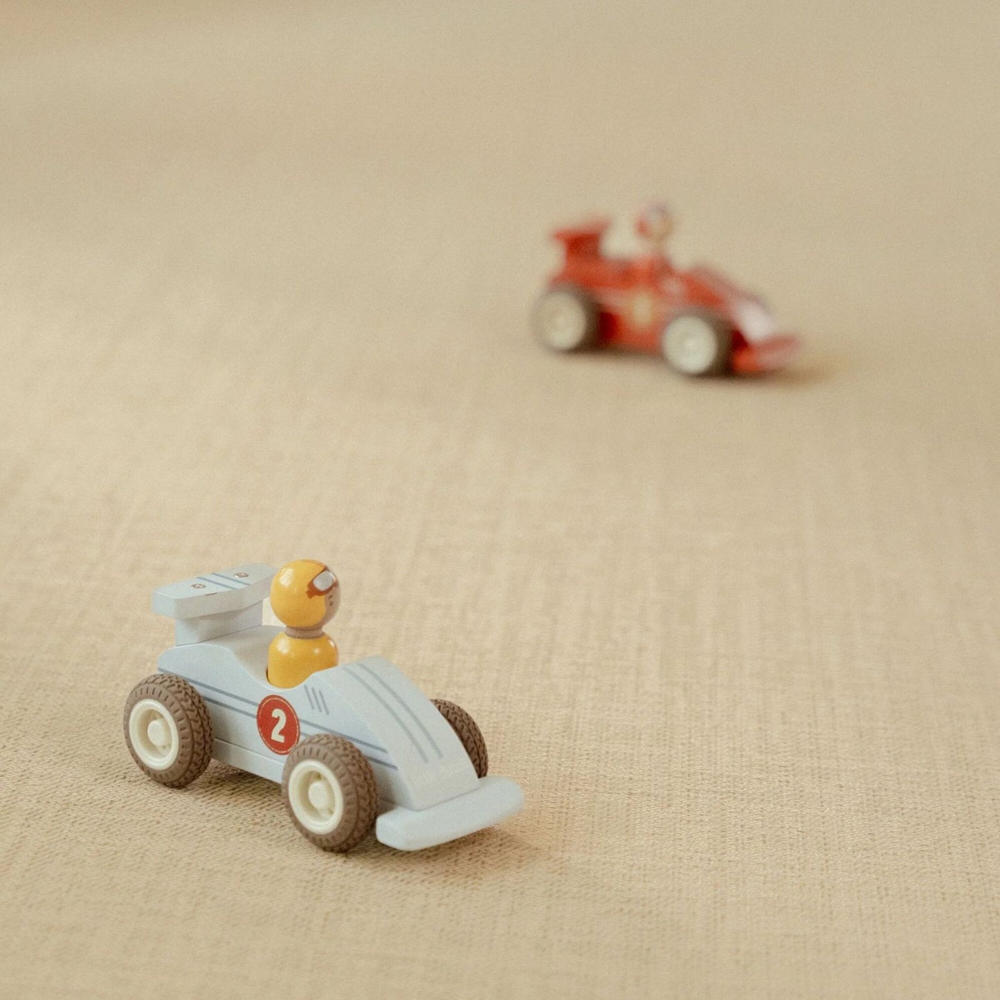 Set di macchinine da corsa con retrocarica con personaggi in legno, Pullback race cars, Little Dutch