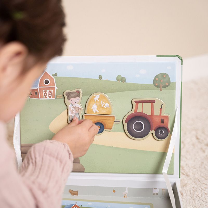 Immagine ambientata di bimba che gioca con la lavagna magnetica di Little Dutch.