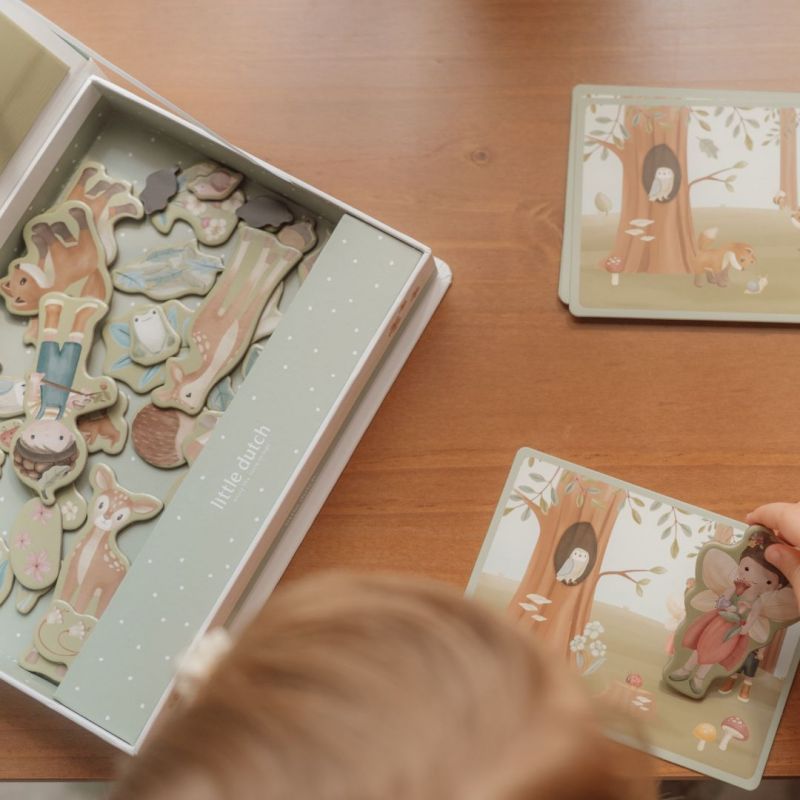 particolare del bambino che gioca con tessere