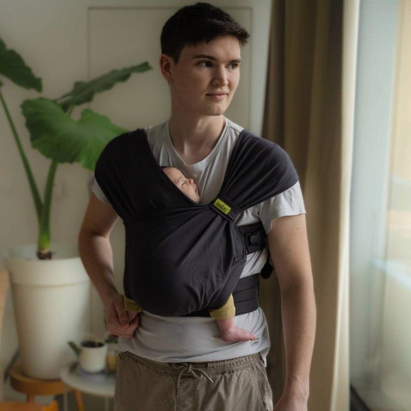 papà che indossa il marsupio boba bliss colore grigio